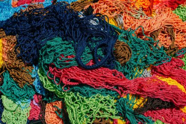 Bir pazar yerinde çeşitli renklerde boş ağ torbaları