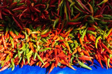 Yiyecek olarak bir sürü kırmızı biber bulundu.