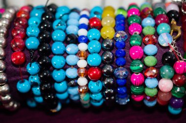 Renkli boncuklardan yapılmış bilezik.