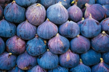 Olgun incir meyveleri pazarda görülüyor.