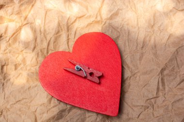 Aşk kartı ve sevgililer günü konsepti için kağıt üzerinde kırmızı kalp simgesi