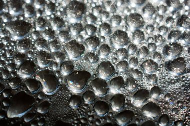 Yakın plan görüntüde su damlalarıyla kaplı arkaplan