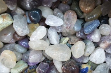 Belli bir tipte doğal mineral değerli taşlar.