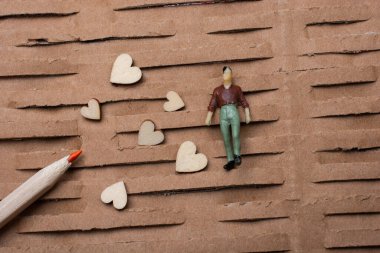 Minyatür kadın figürü. Minyatür model ve kalp, aşk konsepti.