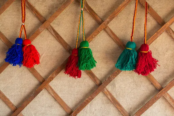 Osmanlı Türkçesi geleneksel püsküllerinin çeşitli renklerde seçilmesi