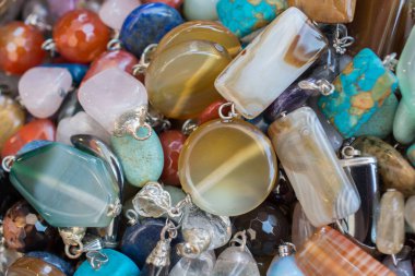 Belli bir tipte doğal mineral değerli taşlar.