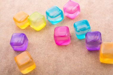 Kahverengi arka planda sahte renkli buz küpleri