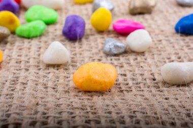 Renkli çakıl taşları branda arkaplana yayılmış