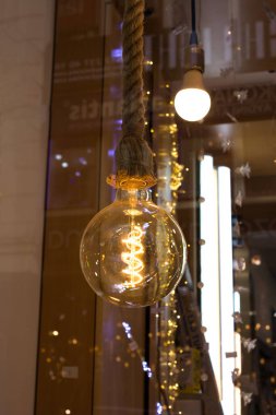 Dekoratif antika edison tarzı iplik ampulleri asılıydı.