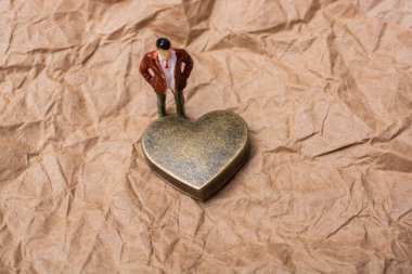 Metal kalp ve insan aşk ve sevgililer günü konsepti