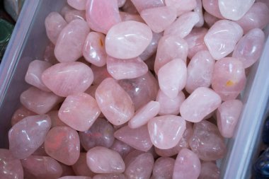 Mineral kaya numunesi olarak Rose Quartz 'ın değerli taşı yuvarlandı