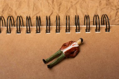 Spiral defter yanında figür