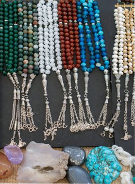 Çeşitli renk ve yarı değerli taşlar, dua eden boncuk ayarla