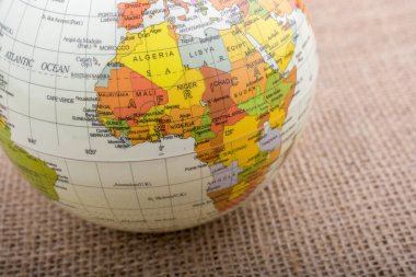 Dünya bir kahverengi kumaş arka plan üzerine yerleştirilen