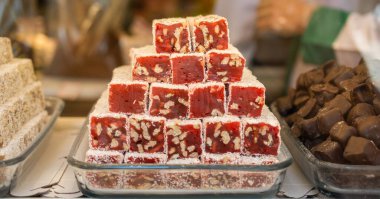 Geleneksel Türk Lokum şekeri ile kaplanmış yumuşak şekerler