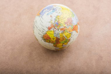 Model küre kahverengi bir arka plan üzerine yerleştirilen