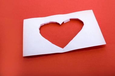 Kalp şekli dışarı-in kağıt üzerinde beyaz bir arka plan kesme.