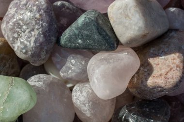 Belli bir tipte doğal mineral değerli taşlar.