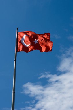 Gökyüzünde beyaz yıldız ve ay bulunan Türk ulusal bayrağı