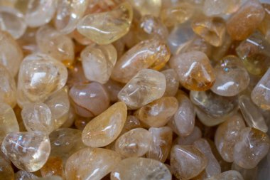 Mineral kaya jeodu olarak taştan taşlarla oynanmış.