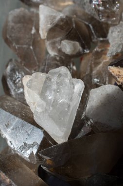 Doğal mineral kaya örneği - dumanlı kuvars