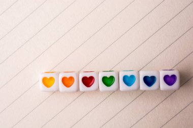 Kağıt üzerinde kalbi olan renkli küpler.