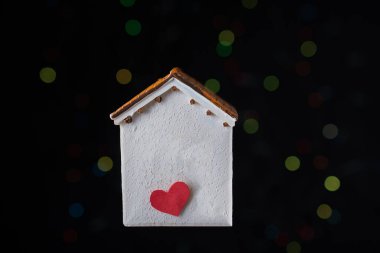 Sevgililer Günü 'nde yırtık kağıda aşk kavramı yazılıyor.