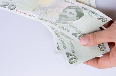 20 Turksh Lirası banknot beyaz arka plan üzerinde tutan el