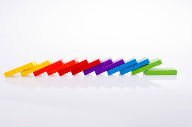 Beyaz arkaplanda renkli Domino Blokları