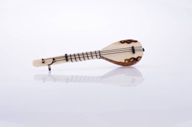 Türk müzik aleti beyaz arkaplanda ses çıkarıyor