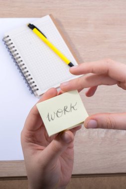 Masadaki el işi için malzemeler ve aletler.