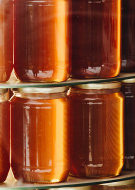 Lezzetli besin bileşeni olarak taze bal kavanozları