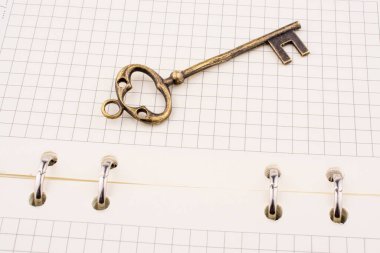 Retro anahtar üstünde bir spiral defter