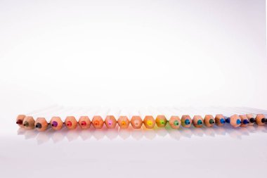 Beyaz arkaplanda çeşitli renk kalemleri