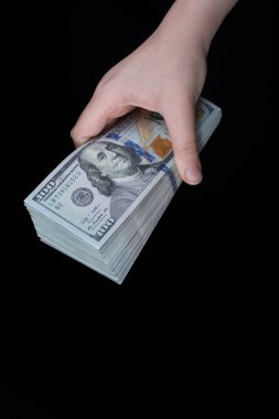 Beyaz arka planda el ele tutuşan Amerikan doları banknotları