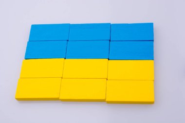 Beyaz arkaplanda renkli dominolar