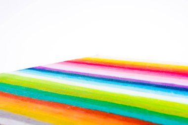 gökkuşağı renkleri çizgiler olarak boyanır