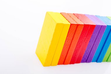 Beyaz arkaplanda renkli Domino Blokları