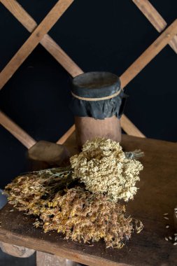 Kuru haldeki güzel renkli doğal çiçekler.