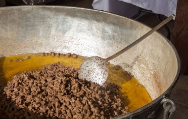 Geleneksel Türk tarzında yapılmış et yemek