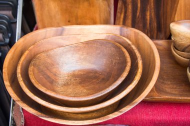 Kahverengi ahşaptan yapılmış boş kaseler