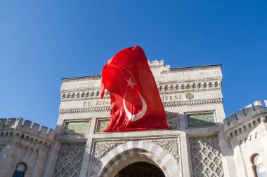 Türk ulusal bayrağı açık havada sallanıyor