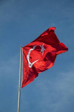 Türk ulusal bayrağı açık havada bir direğe asılı