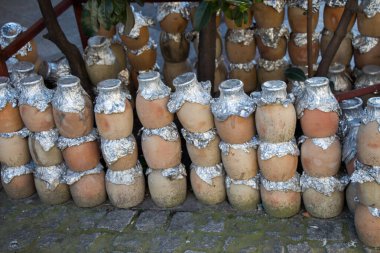 Doğu tarzında antik metal sürahi görünüm