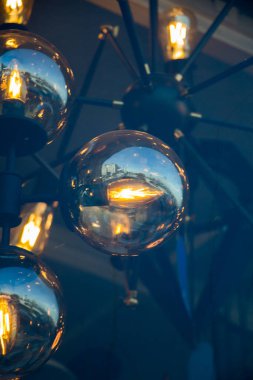 Dekoratif stil filament ampulleri görünürde