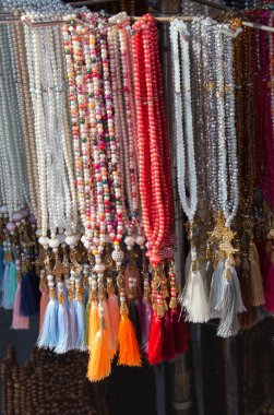 Çeşitli renkte tespih seti