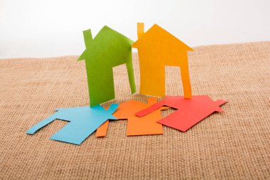 Tuvalin arka planında renkli kağıttan kesilmiş küçük bir ev şekli