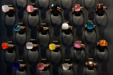 Gri kağıt üzerinde yarı değerli kristal ile renkli halkalar