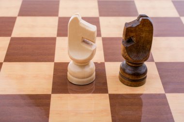 Satranç tahtasının üzerinde satranç taşları var.