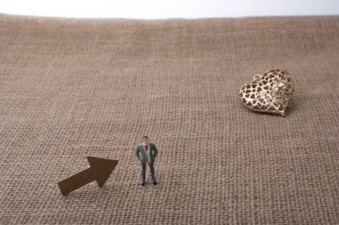 Adam aşk için yol gösteren oku